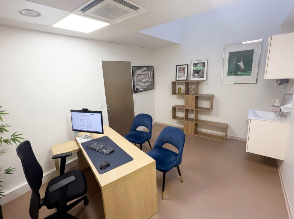 Cabinet du Dr Lior Amsallem, 28 rue des Peupliers, Paris 13e — Centre de la Main, salle de consultation